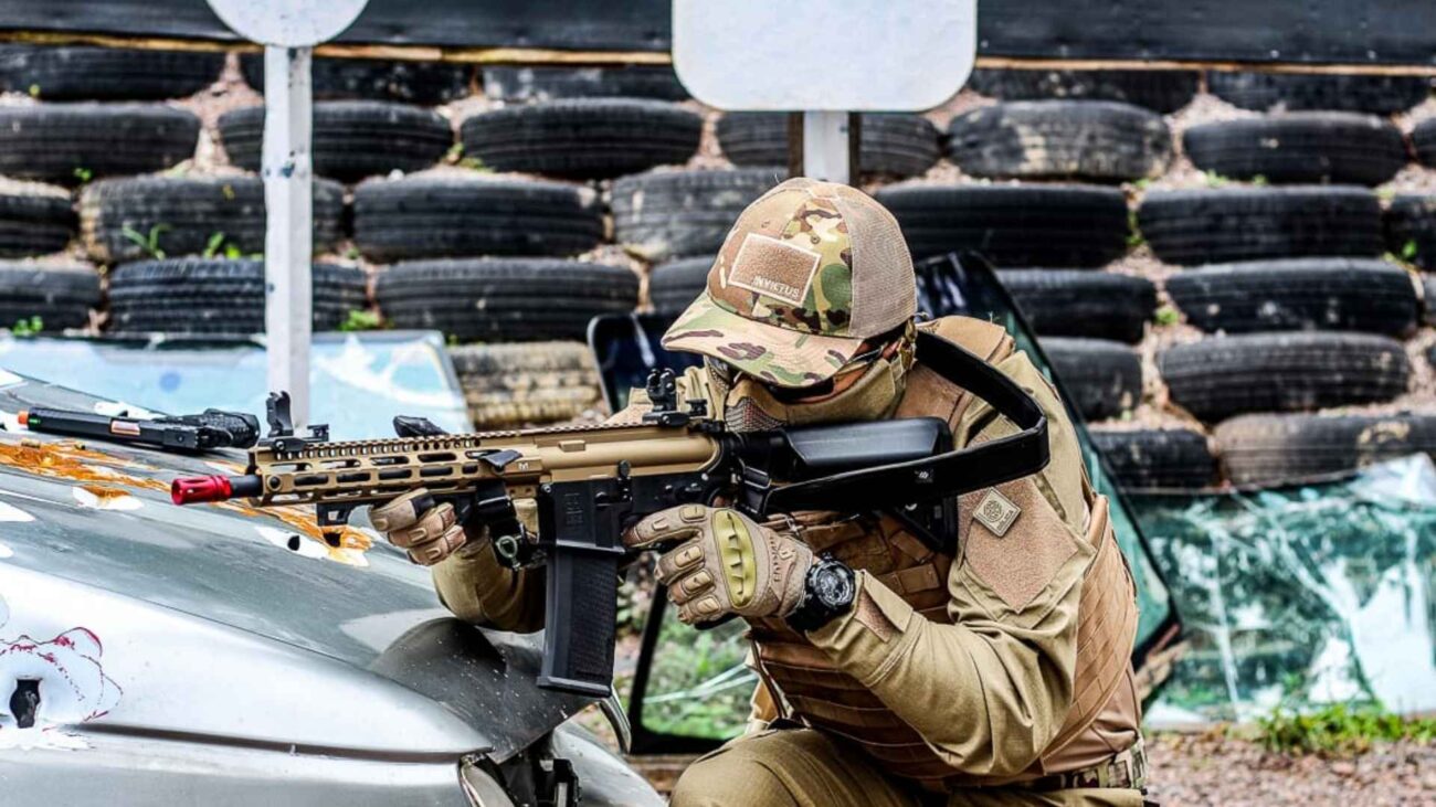 Jogador de airsoft segurando uma arma de airsoft